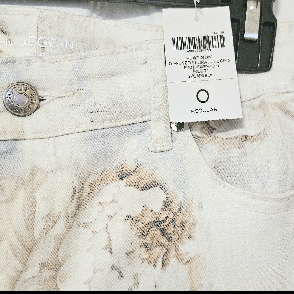 Chico's Platinum Diffused Floral Jeggings with Raw Folded Hem Size 4 NWT - Picture 7 of 8